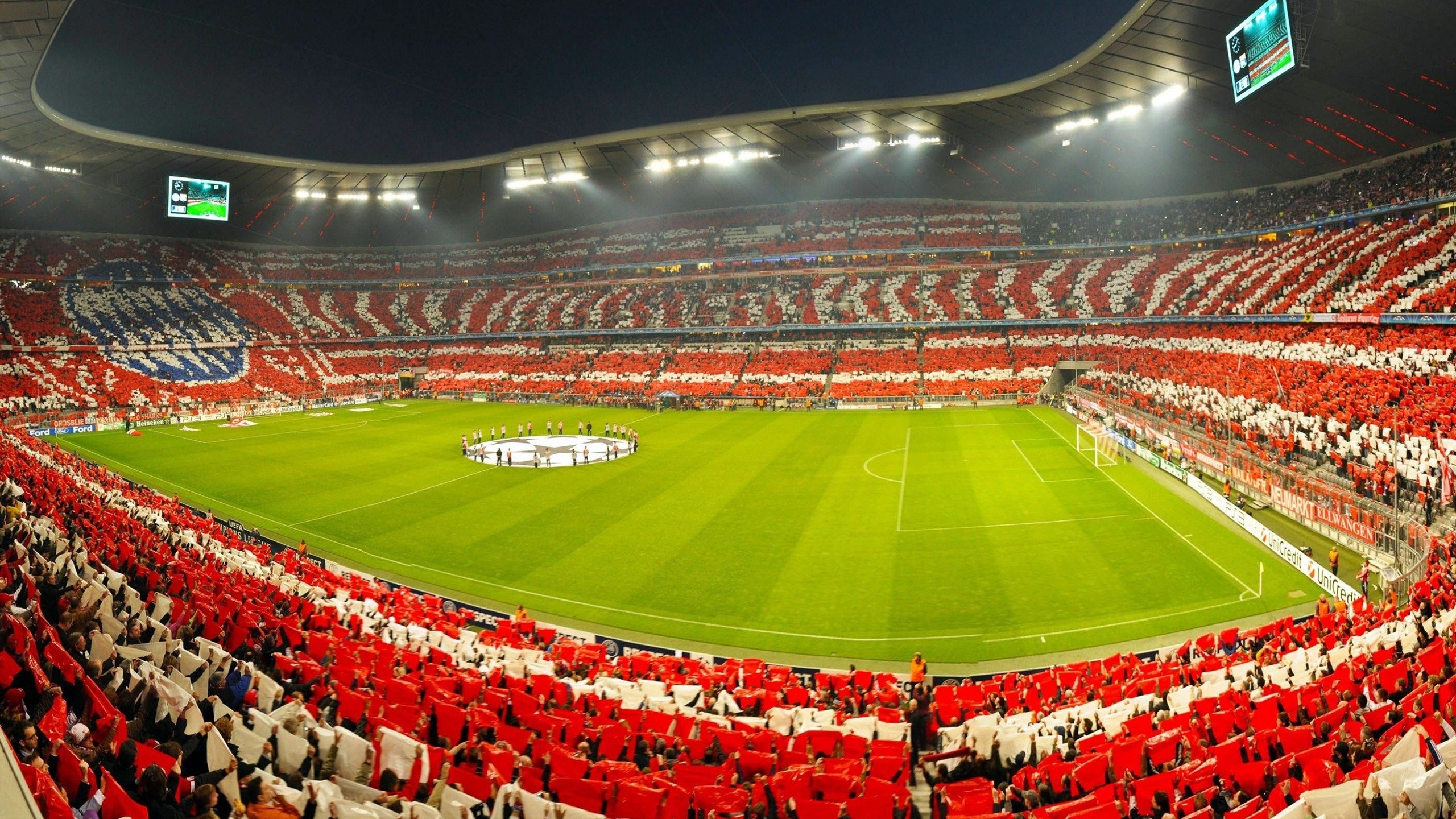 主教练在训练中重点布置角球战术提升定位球得分效率，足球角球球员站位